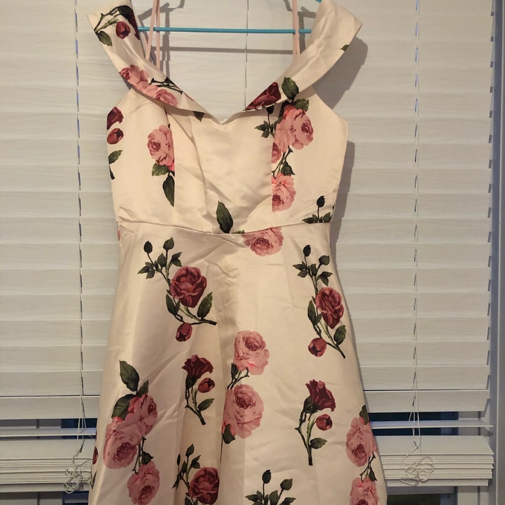 Light off the shoulder sleeves dress